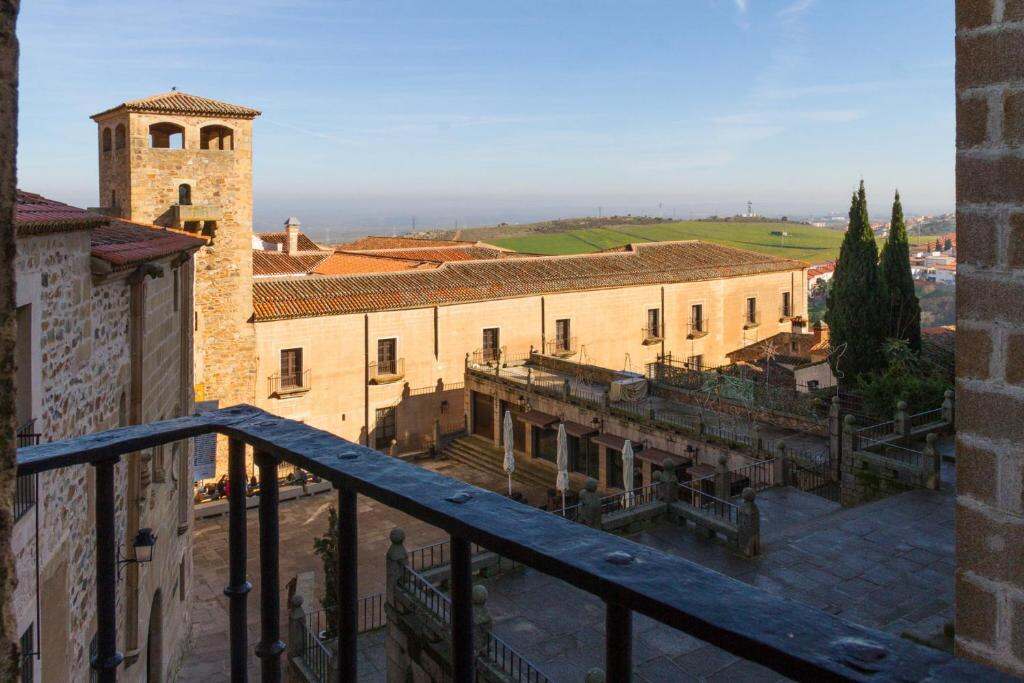 Vistas de la ciudad monumental de Cáceres desde el balcón