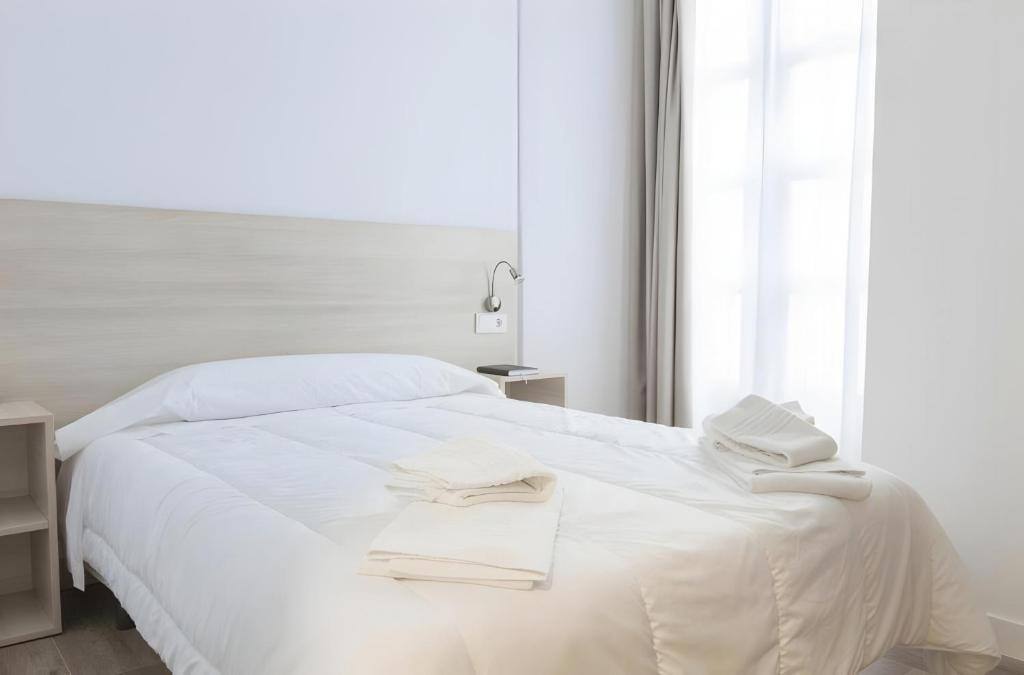 Habitación luminosa con cama doble