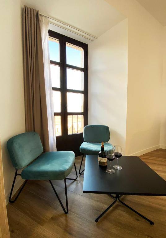 Zona de descanso con sillones y vistas a la calle